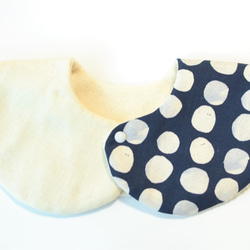 baby bib pompon 360° Dot navy ivory　ベビースタイ　ドット 4枚目の画像