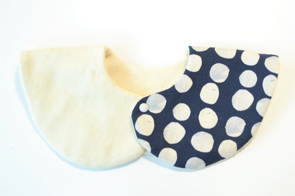 baby bib pompon 360° Dot navy ivory　ベビースタイ　ドット 4枚目の画像