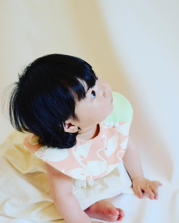 baby bib pompon 360° Dot navy ivory　ベビースタイ　ドット 8枚目の画像