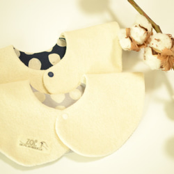 baby bib pompon 360° Dot navy ivory　ベビースタイ　ドット 7枚目の画像