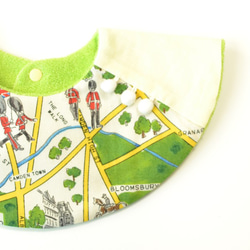 baby bib pompon 360° London maps  light green 1枚目の画像