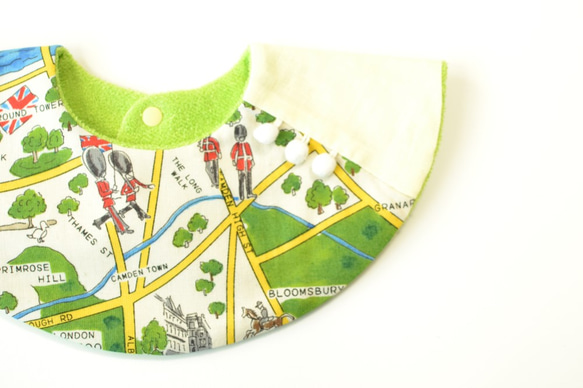 baby bib pompon 360° London maps  light green 1枚目の画像