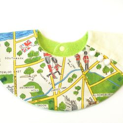 baby bib pompon 360° London maps  light green 2枚目の画像