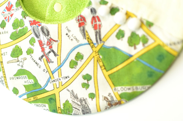 baby bib pompon 360° London maps  light green 3枚目の画像
