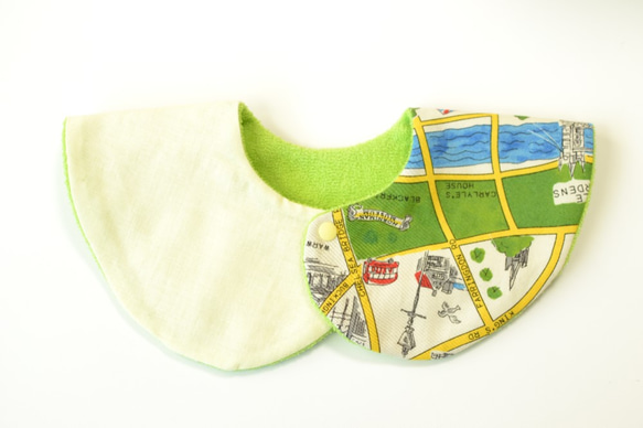 baby bib pompon 360° London maps  light green 4枚目の画像