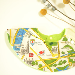 baby bib pompon 360° London maps  light green 6枚目の画像