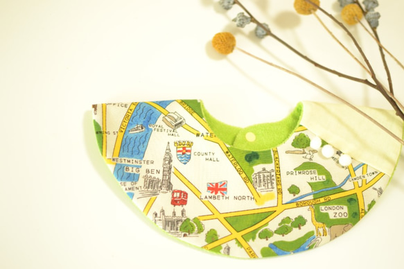 baby bib pompon 360° London maps  light green 6枚目の画像