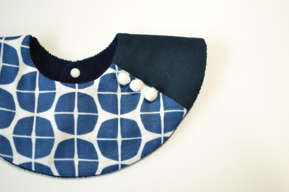 baby bib pompon 360° navy 1枚目の画像