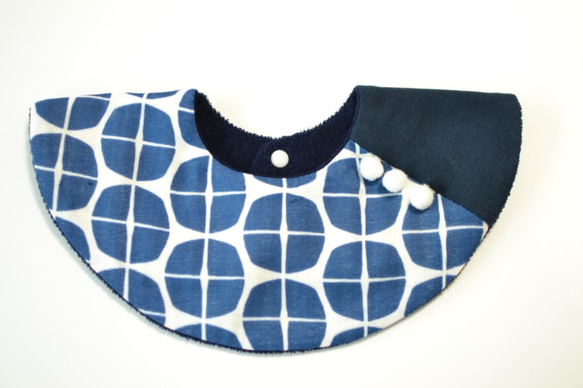 baby bib pompon 360° navy 2枚目の画像