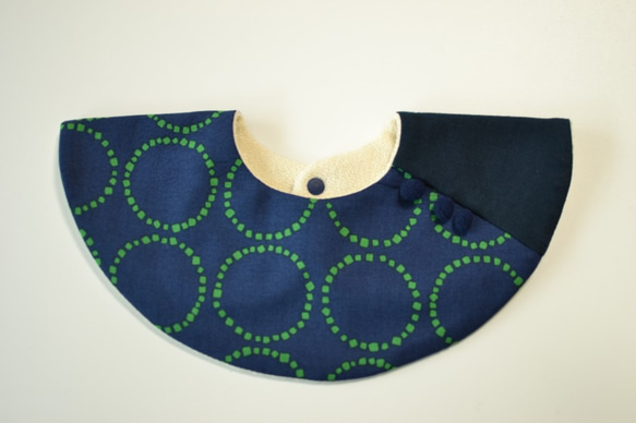 baby bib pompon 360° navy ivory 2枚目の画像