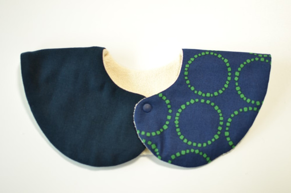 baby bib pompon 360° navy ivory 4枚目の画像