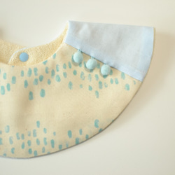 baby bib pompon 360° light blue ivory 1枚目の画像