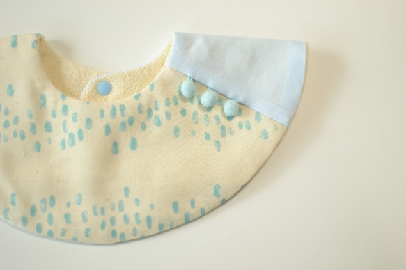 baby bib pompon 360° light blue ivory 1枚目の画像