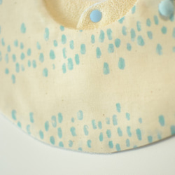 baby bib pompon 360° light blue ivory 3枚目の画像