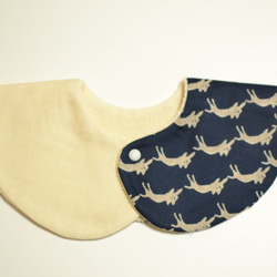 baby bib pompon 360° CATS navy ivory 4枚目の画像