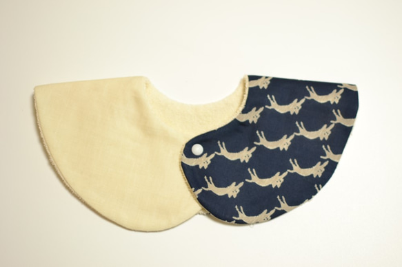 baby bib pompon 360° CATS navy ivory 4枚目の画像