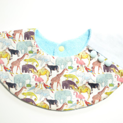 baby bib LIBERTY pompon 360 zoo blue　ベビースタイ 2枚目の画像