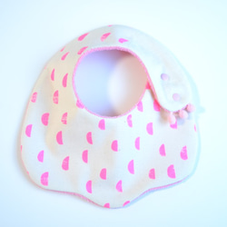 baby bib pompon PUMPKIN pink スタイ 2枚目の画像