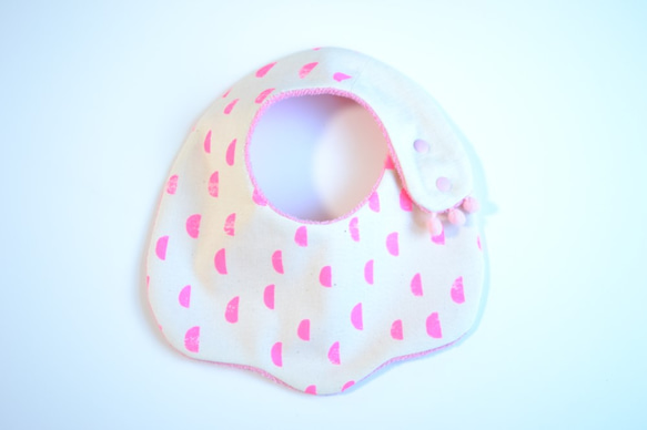 baby bib pompon PUMPKIN pink スタイ 2枚目の画像