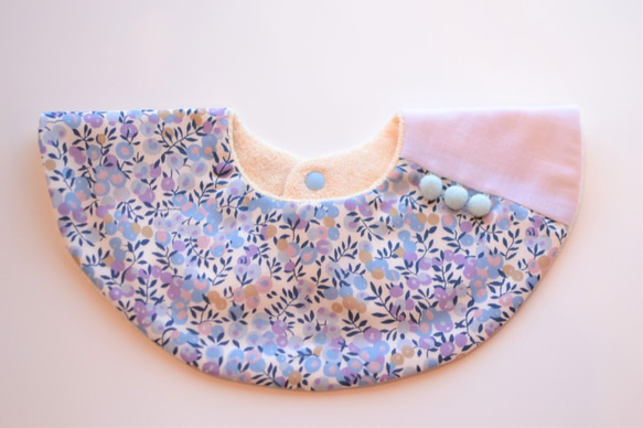 スタイ　baby bib LIBERTY pompon 360 mauve ivory 2枚目の画像