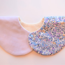 スタイ　baby bib LIBERTY pompon 360 mauve ivory 3枚目の画像