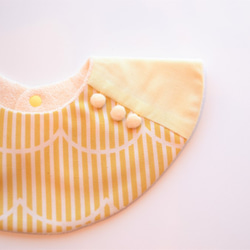 baby bib pompon 360° golden yellow ivory 1枚目の画像