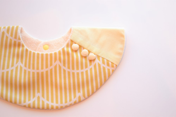 baby bib pompon 360° golden yellow ivory 1枚目の画像