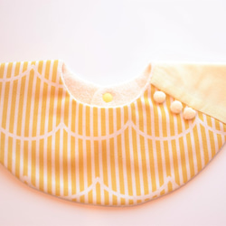 baby bib pompon 360° golden yellow ivory 2枚目の画像