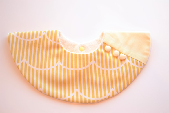 baby bib pompon 360° golden yellow ivory 2枚目の画像