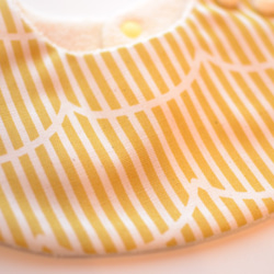 baby bib pompon 360° golden yellow ivory 3枚目の画像