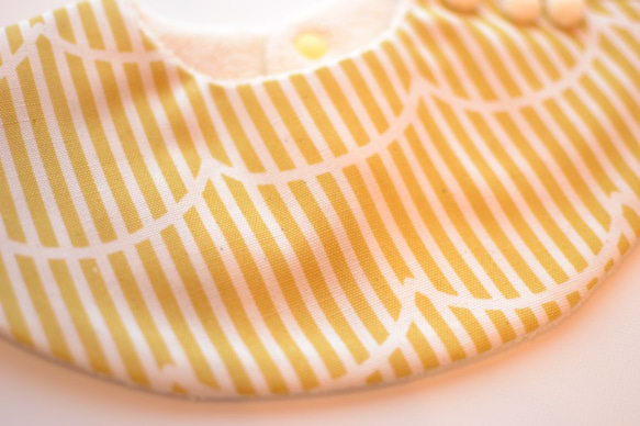 baby bib pompon 360° golden yellow ivory 3枚目の画像