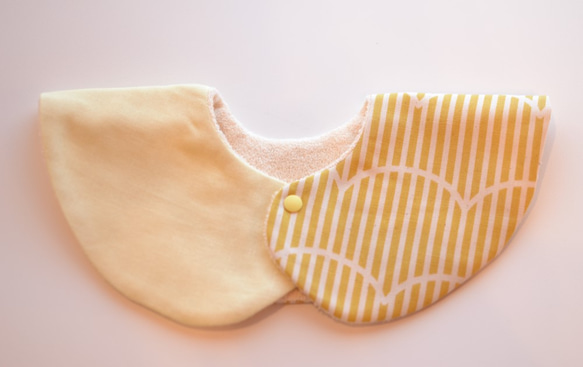 baby bib pompon 360° golden yellow ivory 4枚目の画像