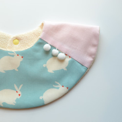 baby bib pompon 360° rabbit light blue ivory 1枚目の画像