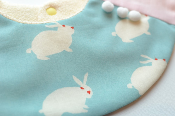 baby bib pompon 360° rabbit light blue ivory 3枚目の画像