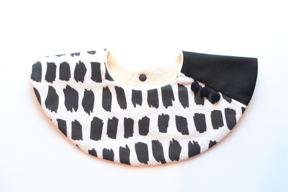 baby bib pompon 360° black ivory 2枚目の画像