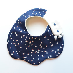 baby bib pompon PUMPKIN MUDDY navy 3枚目の画像