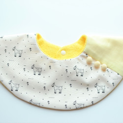 baby bib pompon 360 goat yellow 2枚目の画像