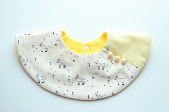 baby bib pompon 360 goat yellow 2枚目の画像