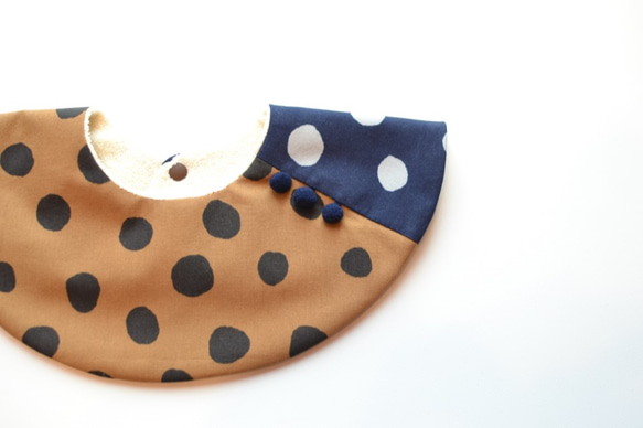 baby bib pompon 360° dots brown ivory 1枚目の画像