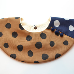 baby bib pompon 360° dots brown ivory 2枚目の画像