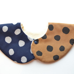 baby bib pompon 360° dots brown ivory 3枚目の画像