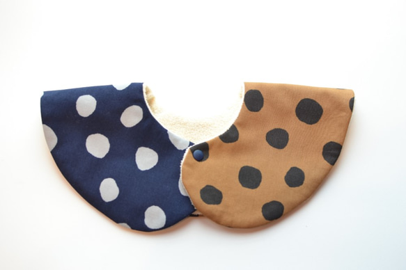 baby bib pompon 360° dots brown ivory 3枚目の画像