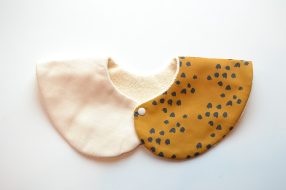 baby bib pompon 360° golden yellow ivory 4枚目の画像