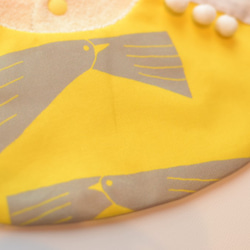 嬰兒圍兜絨球 360° BIRDS 黃色象牙色 第2張的照片