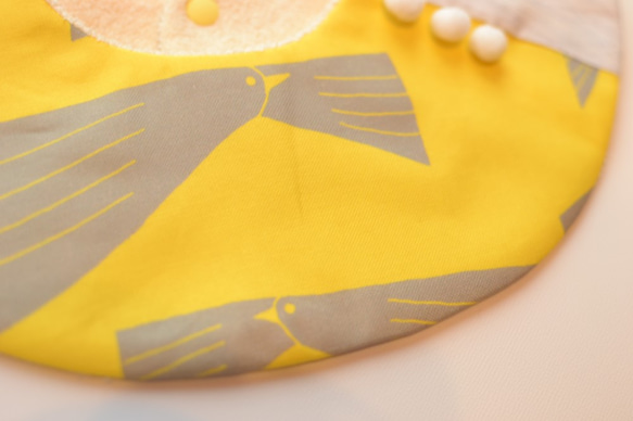 嬰兒圍兜絨球 360° BIRDS 黃色象牙色 第2張的照片