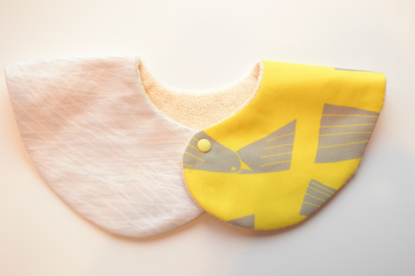 嬰兒圍兜絨球 360° BIRDS 黃色象牙色 第3張的照片
