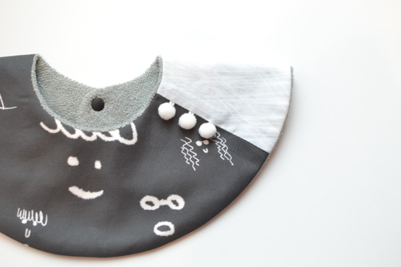 baby bib pompon 360° SMILE black gray 2枚目の画像