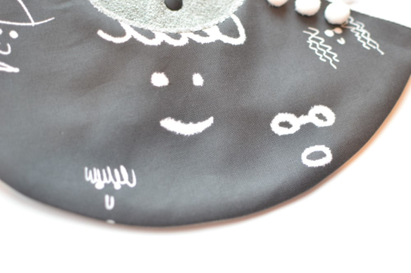 baby bib pompon 360° SMILE black gray 3枚目の画像