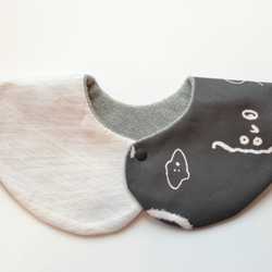 baby bib pompon 360° SMILE black gray 4枚目の画像