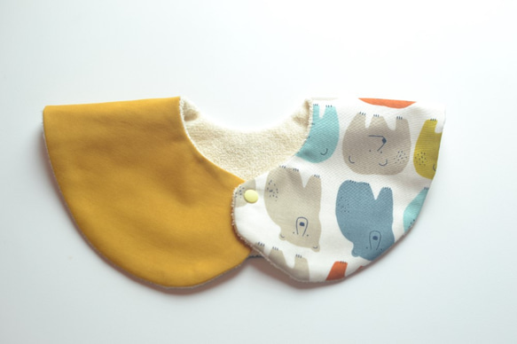 baby bib pompon 360° colorful bears golden yellow ivory 4枚目の画像